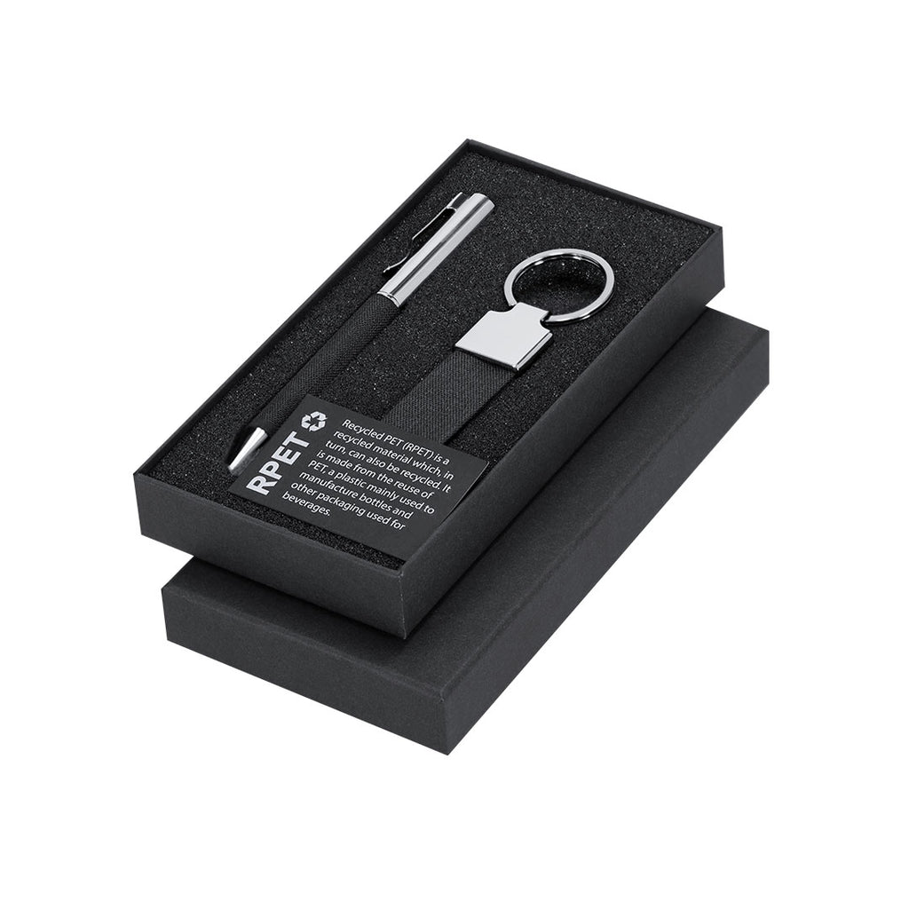 Coffret stylo encre bleue et porte-clés noire en métal en RPET, présenté dans une boîte individuelle noire