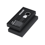 Coffret stylo encre bleue et porte-clés noire en métal en RPET, présenté dans une boîte individuelle noire