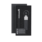 Coffret stylo encre bleue et porte-clés noire en métal en RPET, présenté dans une boîte individuelle noire